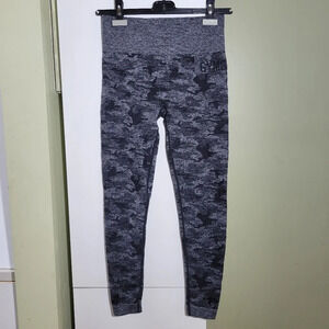 ❤️ 3 for $35 GYMSHARK camoflauge leggings black gray  small